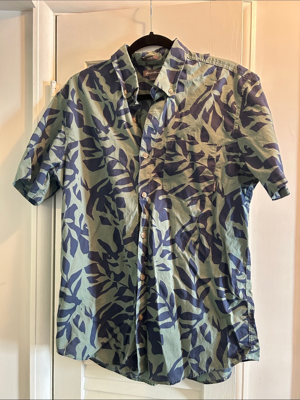 Eddie Bauer Men's Short-Sleeve Leaf Print Button-Up Shirt - Green/Navy